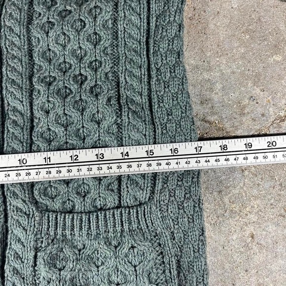 Vintage 80s Green Irish wool cardigan with wooden buttons - Picture 5 of 5